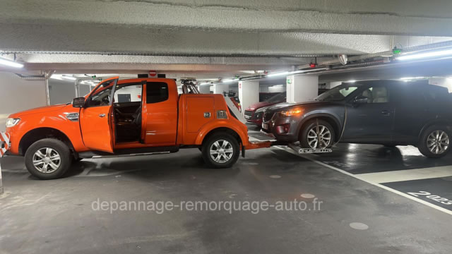 Remorquage de voiture en parking sous-sol